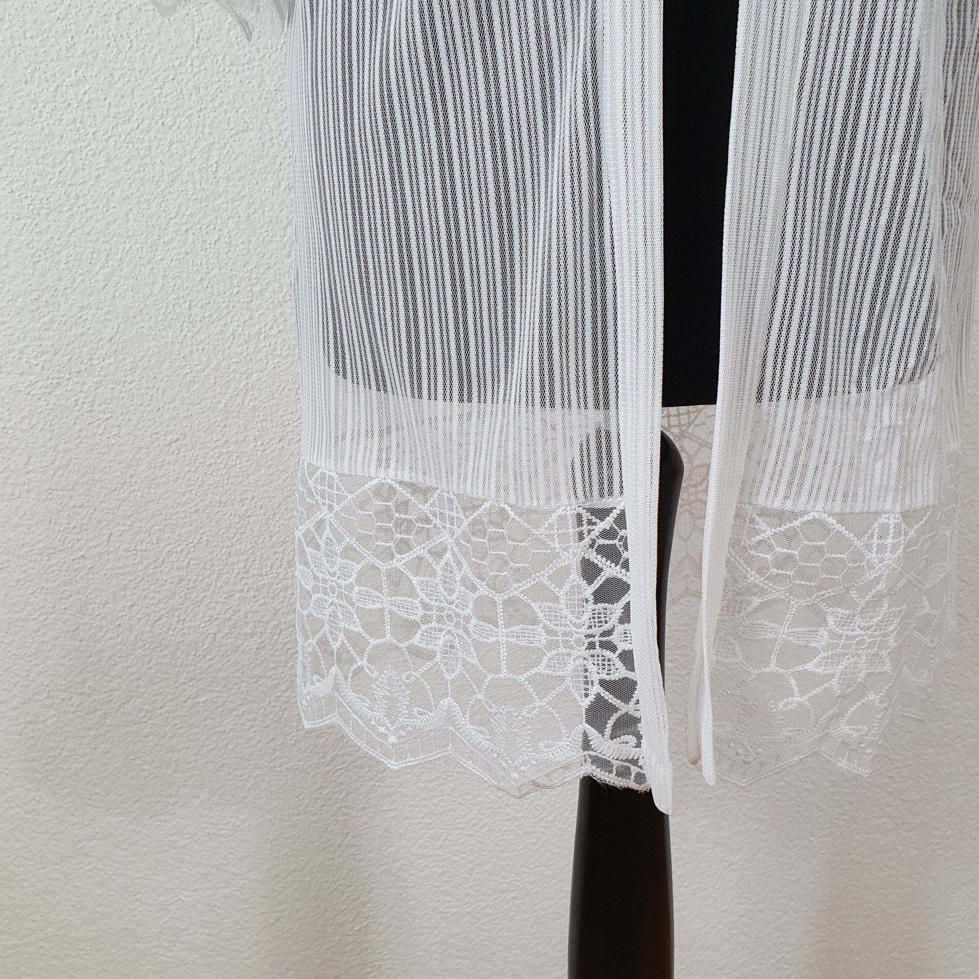 Einzigartiger und nachhaltiger Vintage Cardigan in weiss mit Spitzen. Unique and sustainable vintage cardigan in white with lace. Lace.