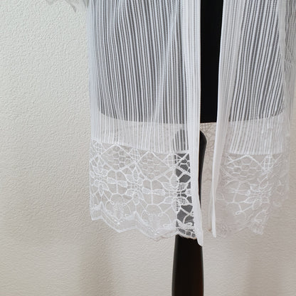 Einzigartiger und nachhaltiger Vintage Cardigan in weiss mit Spitzen. Unique and sustainable vintage cardigan in white with lace. Lace.