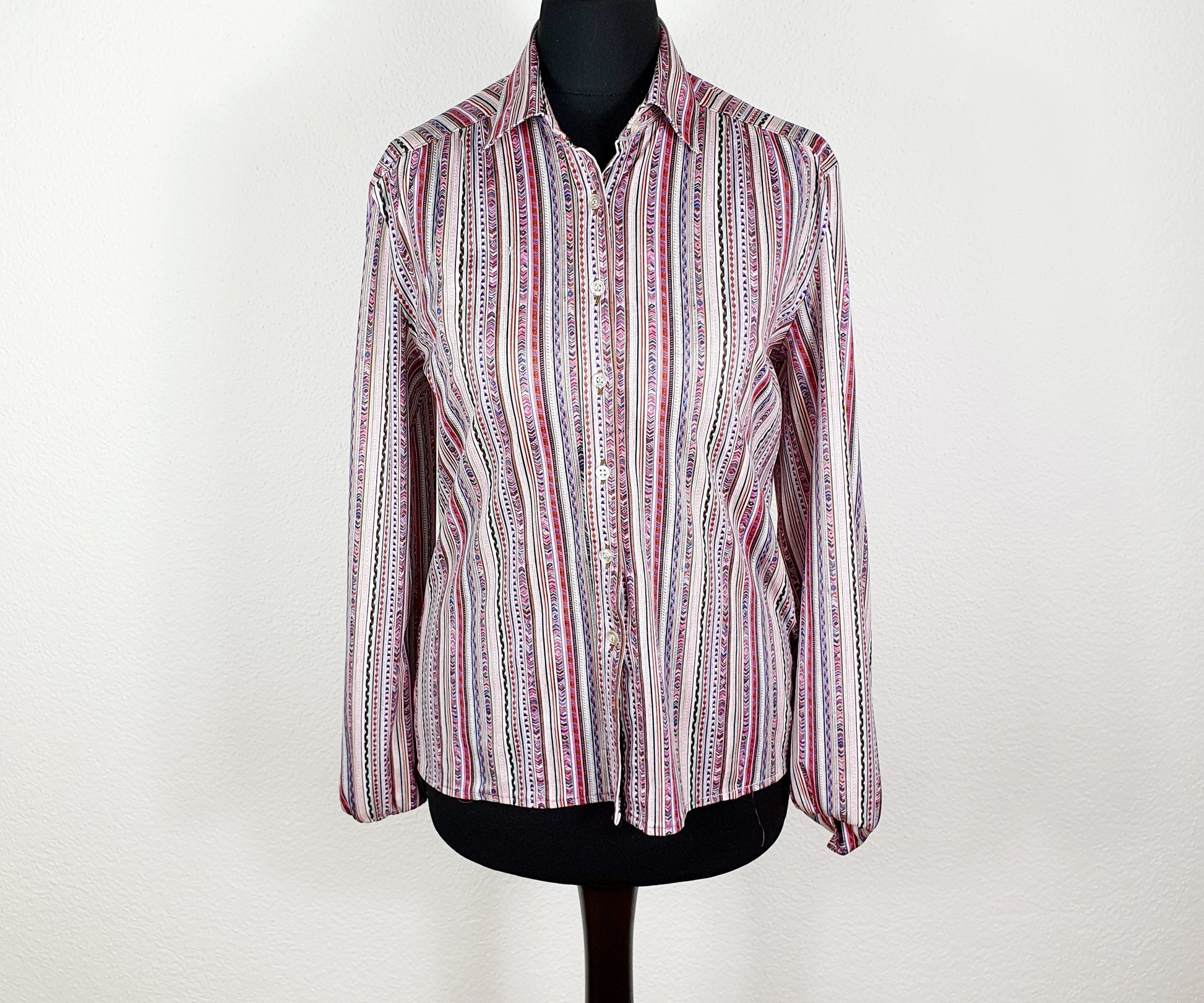 Einzigartige und nachhaltige Vintage Bluse in violett-weiss-pink mit Streifen. Unique and sustainable vintage blouse in purple-white-pink with stripes. Front.