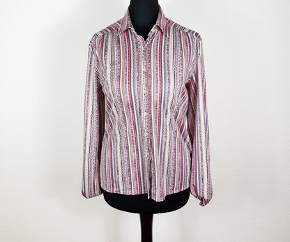 Einzigartige und nachhaltige Vintage Bluse in violett-weiss-pink mit Streifen. Unique and sustainable vintage blouse in purple-white-pink with stripes. Front.