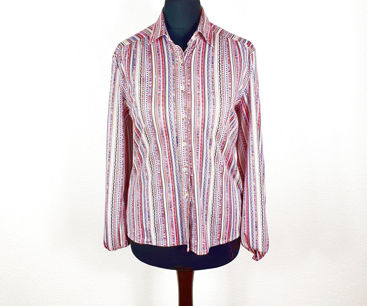 Einzigartige und nachhaltige Vintage Bluse in violett-weiss-pink mit Streifen. Unique and sustainable vintage blouse in purple-white-pink with stripes. Front.