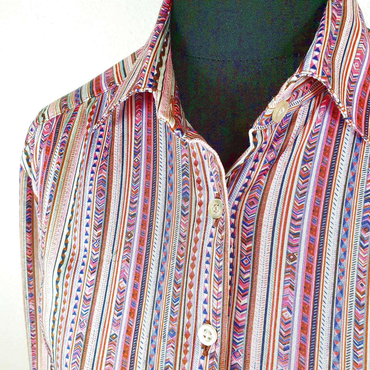 Einzigartige und nachhaltige Vintage Bluse in violett-weiss-pink mit Streifen. Unique and sustainable vintage blouse in purple-white-pink with stripes. Close-up.