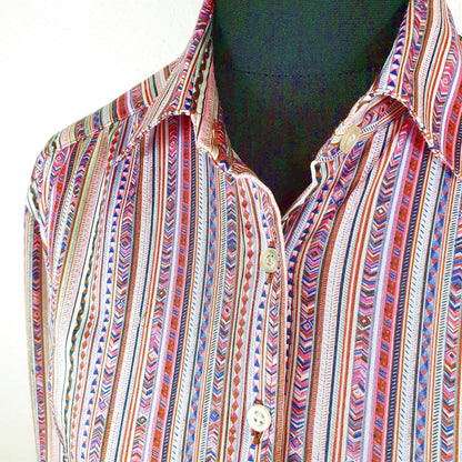 Einzigartige und nachhaltige Vintage Bluse in violett-weiss-pink mit Streifen. Unique and sustainable vintage blouse in purple-white-pink with stripes. Close-up.
