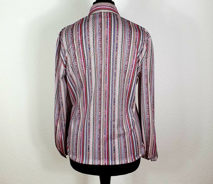 Einzigartige und nachhaltige Vintage Bluse in violett-weiss-pink mit Streifen. Unique and sustainable vintage blouse in purple-white-pink with stripes. Back.