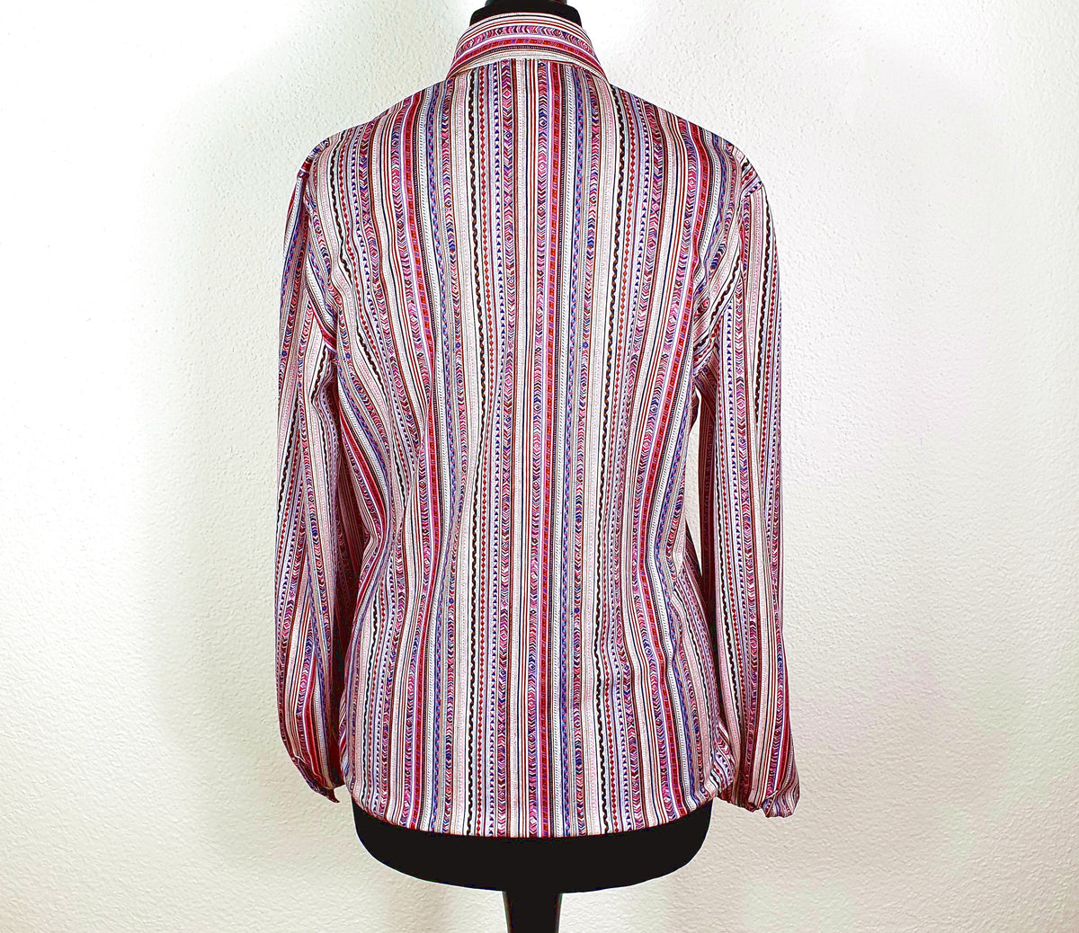 Einzigartige und nachhaltige Vintage Bluse in violett-weiss-pink mit Streifen. Unique and sustainable vintage blouse in purple-white-pink with stripes. Back.