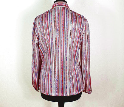 Einzigartige und nachhaltige Vintage Bluse in violett-weiss-pink mit Streifen. Unique and sustainable vintage blouse in purple-white-pink with stripes. Back.
