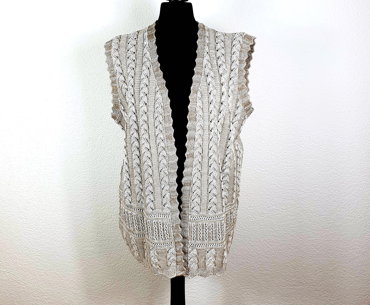 Einzigartige und nachhaltige Vintage Weste in beige. Unique and sustainable vintage vest in beige. Front.