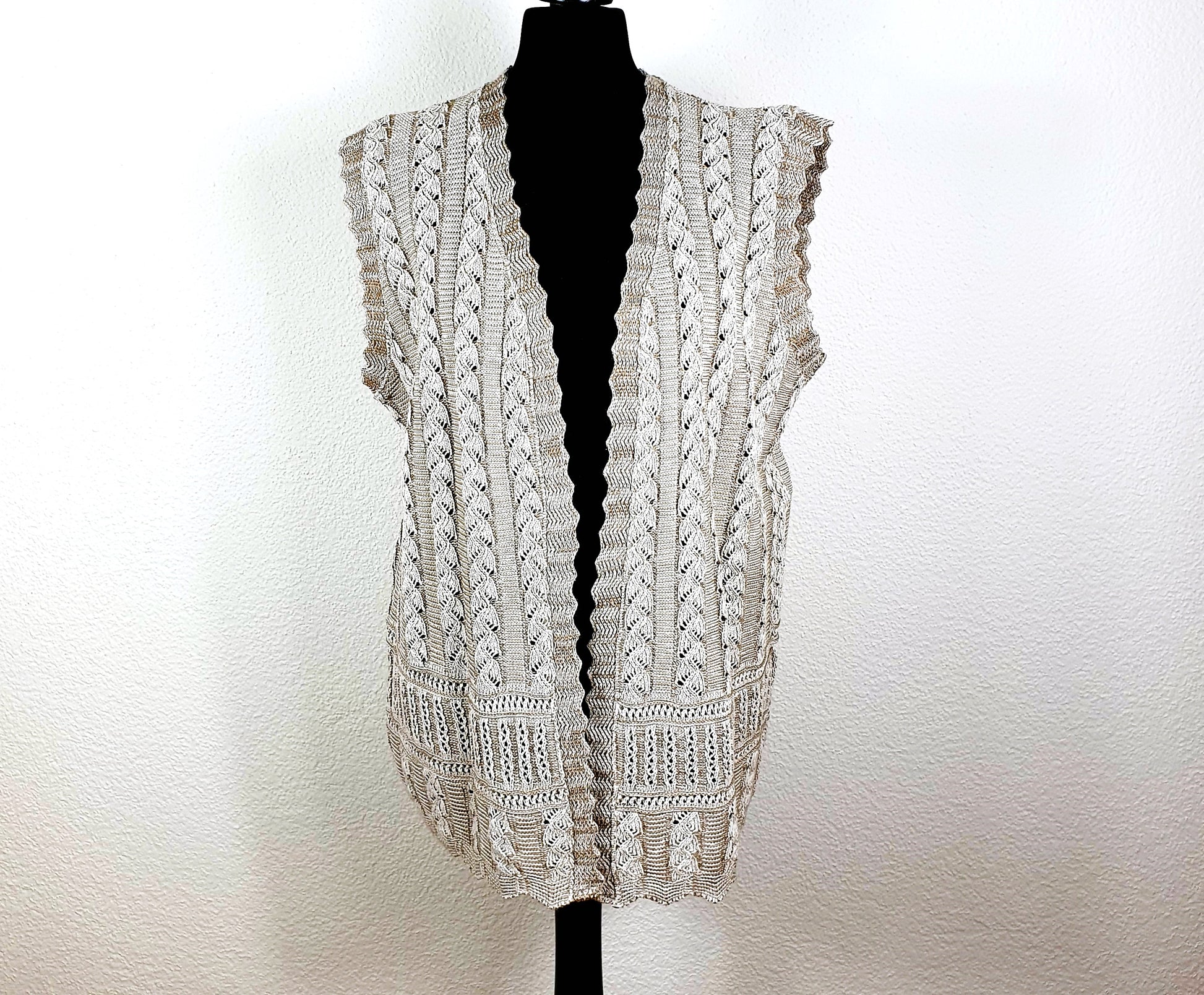 Einzigartige und nachhaltige Vintage Weste in beige. Unique and sustainable vintage vest in beige. Front.