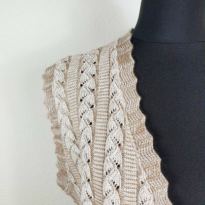 Einzigartige und nachhaltige Vintage Weste in beige. Unique and sustainable vintage vest in beige. Close-up.