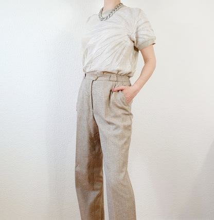 Einzigartiges und nachhaltiges Vintage T-Shirt in beige mit Blume. Unique and sustainable vintage t-shirt in beige with a flower. Model.