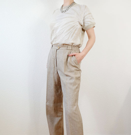 Einzigartiges und nachhaltiges Vintage T-Shirt in beige mit Blume. Unique and sustainable vintage t-shirt in beige with a flower. Model.