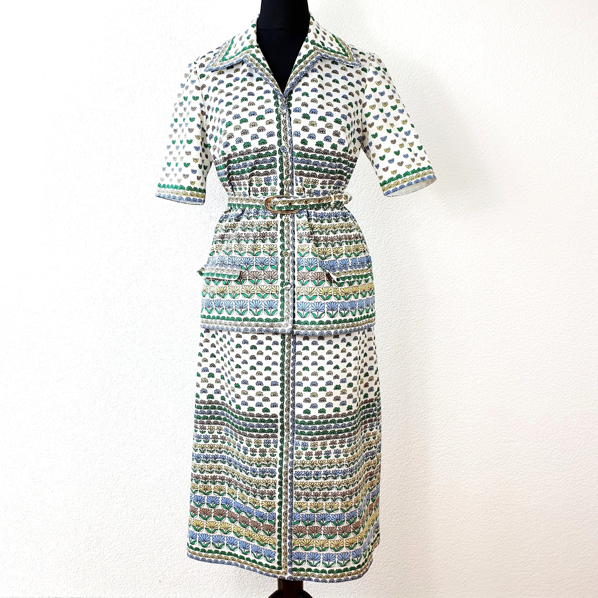 Einzigartiges und nachhaltiges Vintage Set, Rock und Bluse, in weiss-blau-grün mit Blumen. Unique and sustainable vintage set, skirt and blouse, in white-blue-green with flowers. Front.