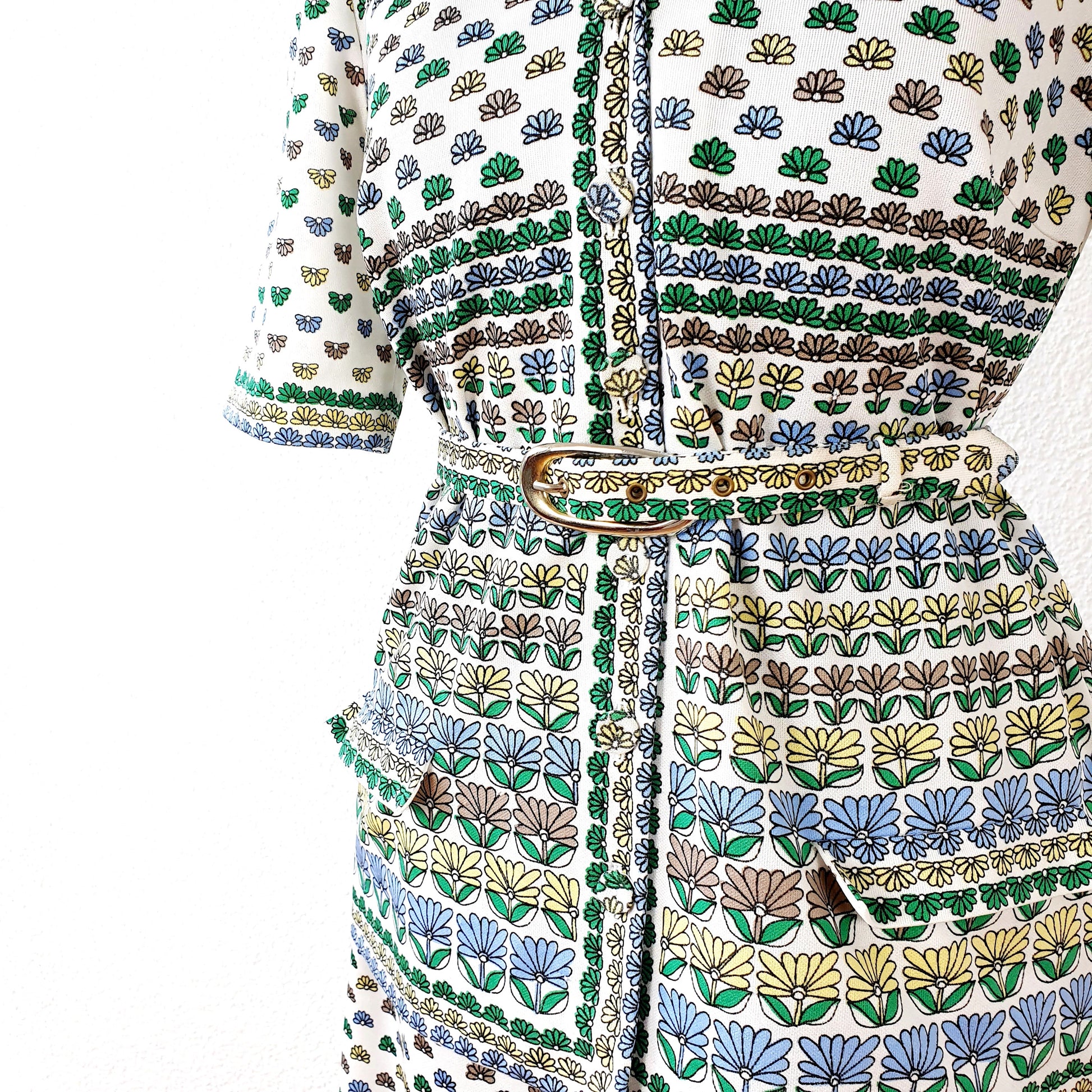 Einzigartiges und nachhaltiges Vintage Set, Rock und Bluse, in weiss-blau-grün mit Blumen. Unique and sustainable vintage set, skirt and blouse, in white-blue-green with flowers. Close-up.