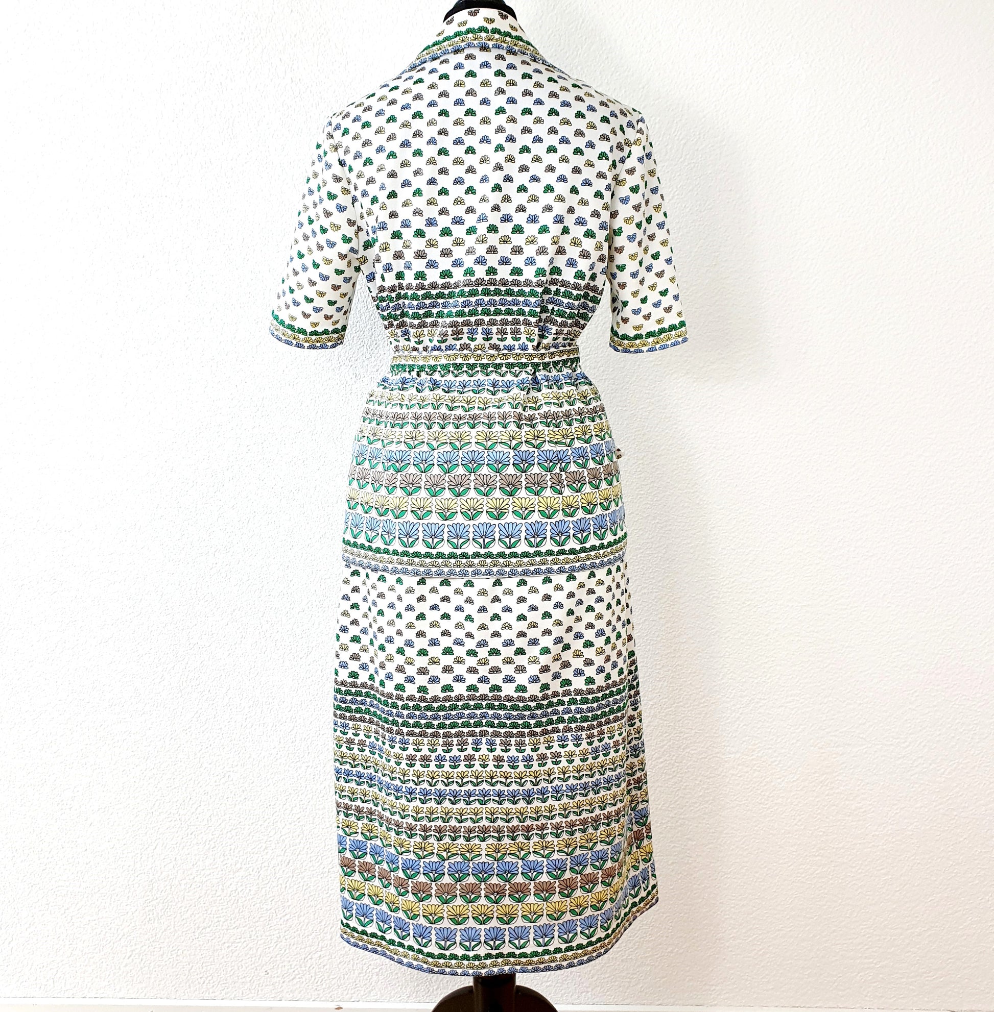Einzigartiges und nachhaltiges Vintage Set, Rock und Bluse, in weiss-blau-grün mit Blumen. Unique and sustainable vintage set, skirt and blouse, in white-blue-green with flowers. Back.