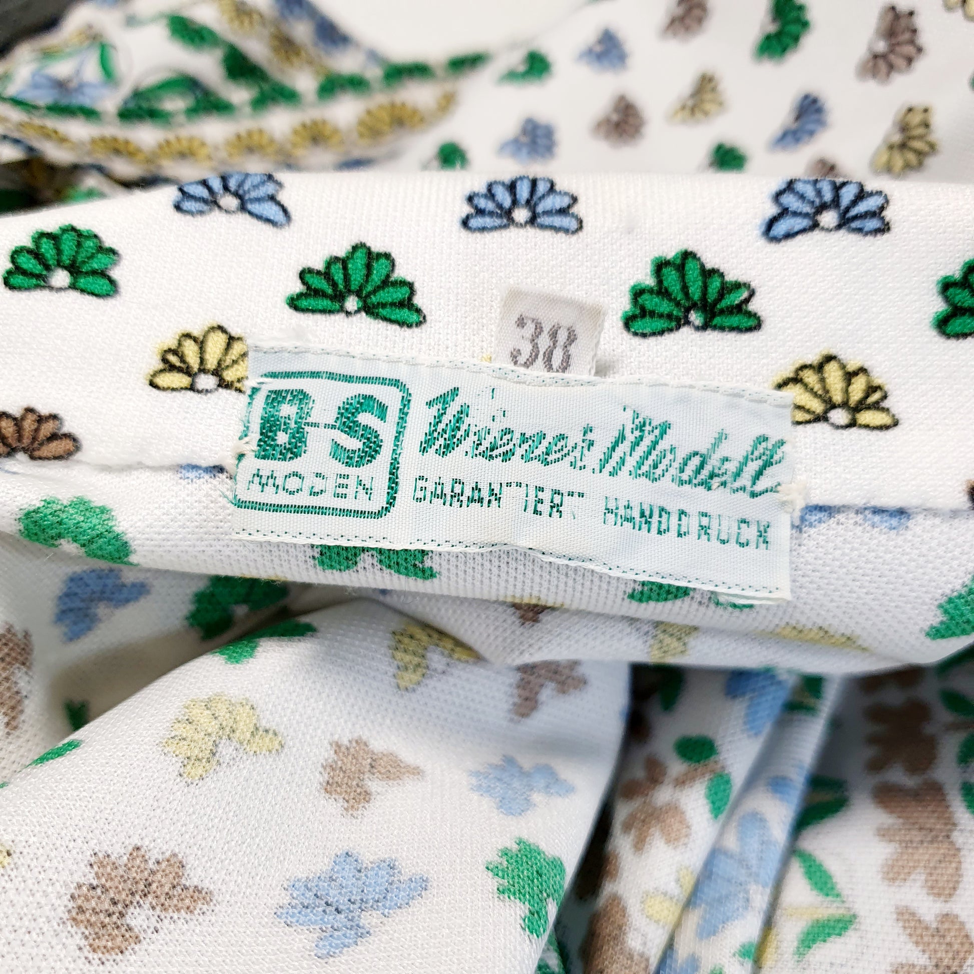 Einzigartiges und nachhaltiges Vintage Set, Rock und Bluse, in weiss-blau-grün mit Blumen. Unique and sustainable vintage set, skirt and blouse, in white-blue-green with flowers. Tag.