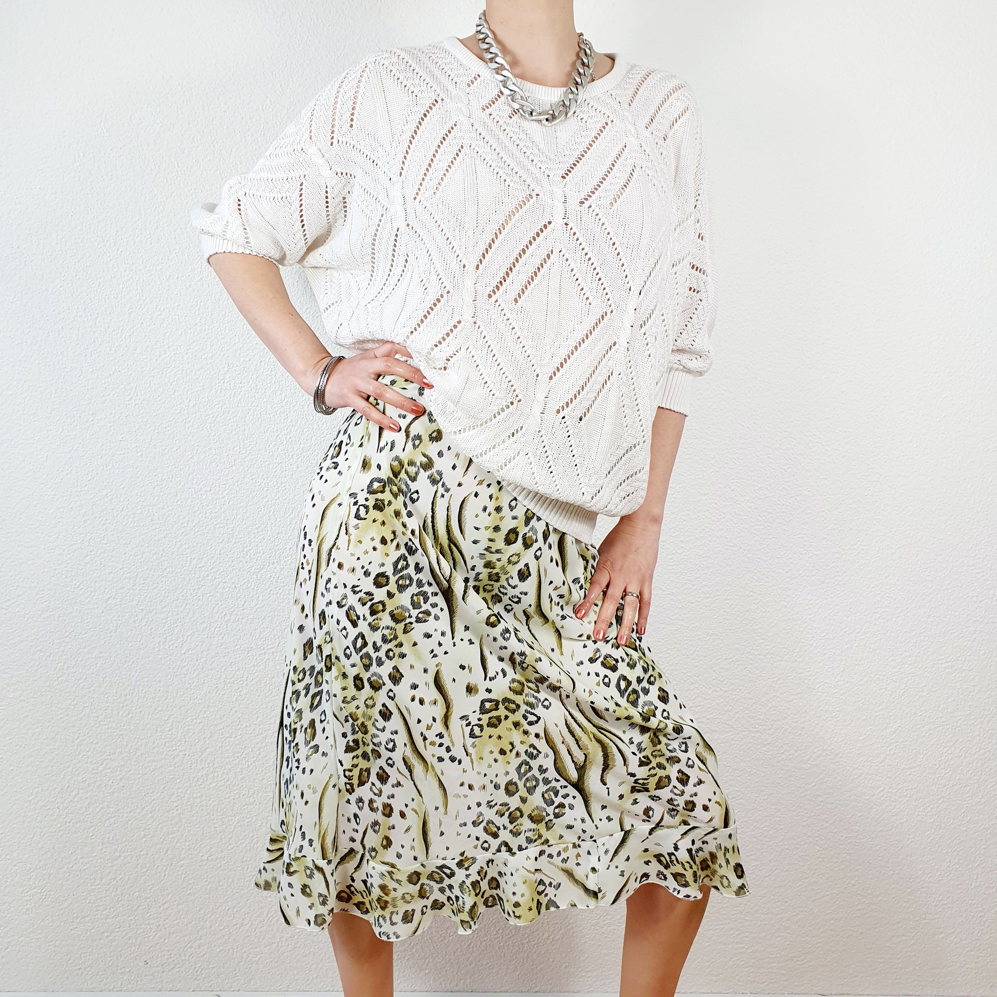 Einzigartiger und nachhaltiger Vintage Rock in oliv-weiss mit Leo-Print. Unique and sustainable vintage skirt in olive-green-white with leo print. Model.