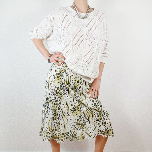 Einzigartiger und nachhaltiger Vintage Rock in oliv-weiss mit Leo-Print. Unique and sustainable vintage skirt in olive-green-white with leo print. Model.