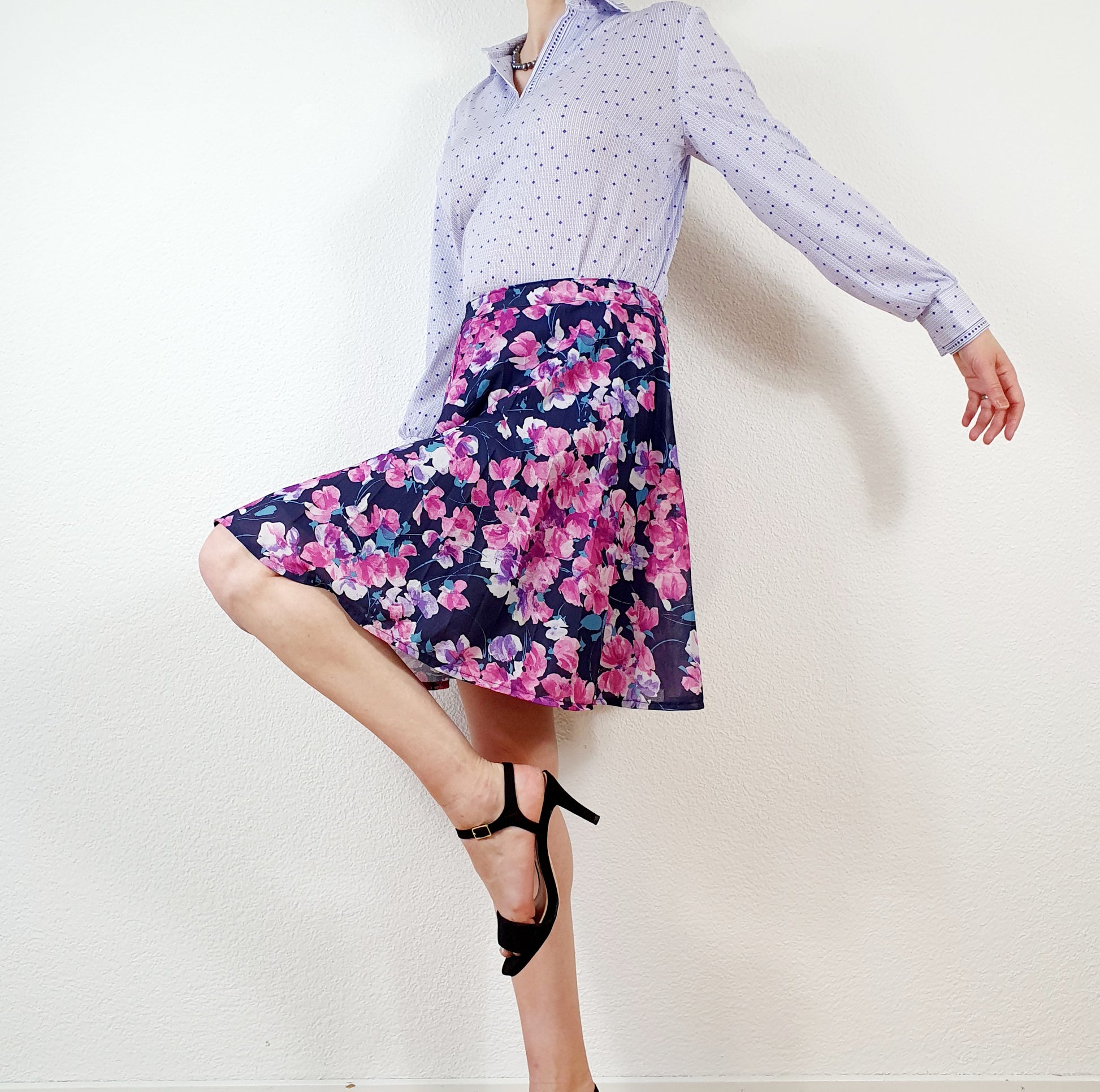 Einzigartiger und nachhaltiger Vintage Rock in blau-pink mit Blumen. Unique and sustainable vintage skirt in blue-pink with flowers. Model.