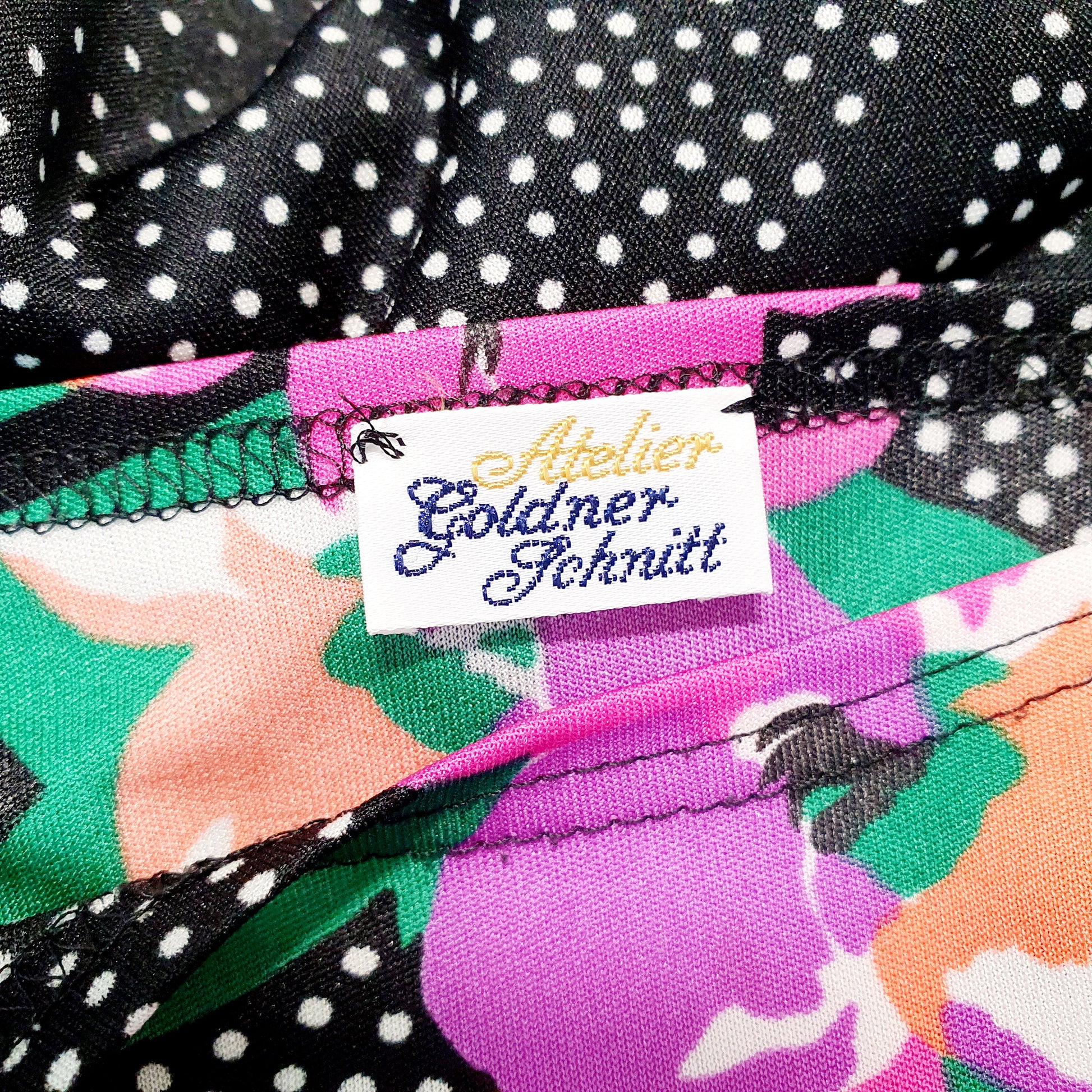 Einzigartiges und nachhaltiges Vintage Kleid in schwarz mit Blumen. Unique and sustainable vintage dress in black with flowers. Tag.