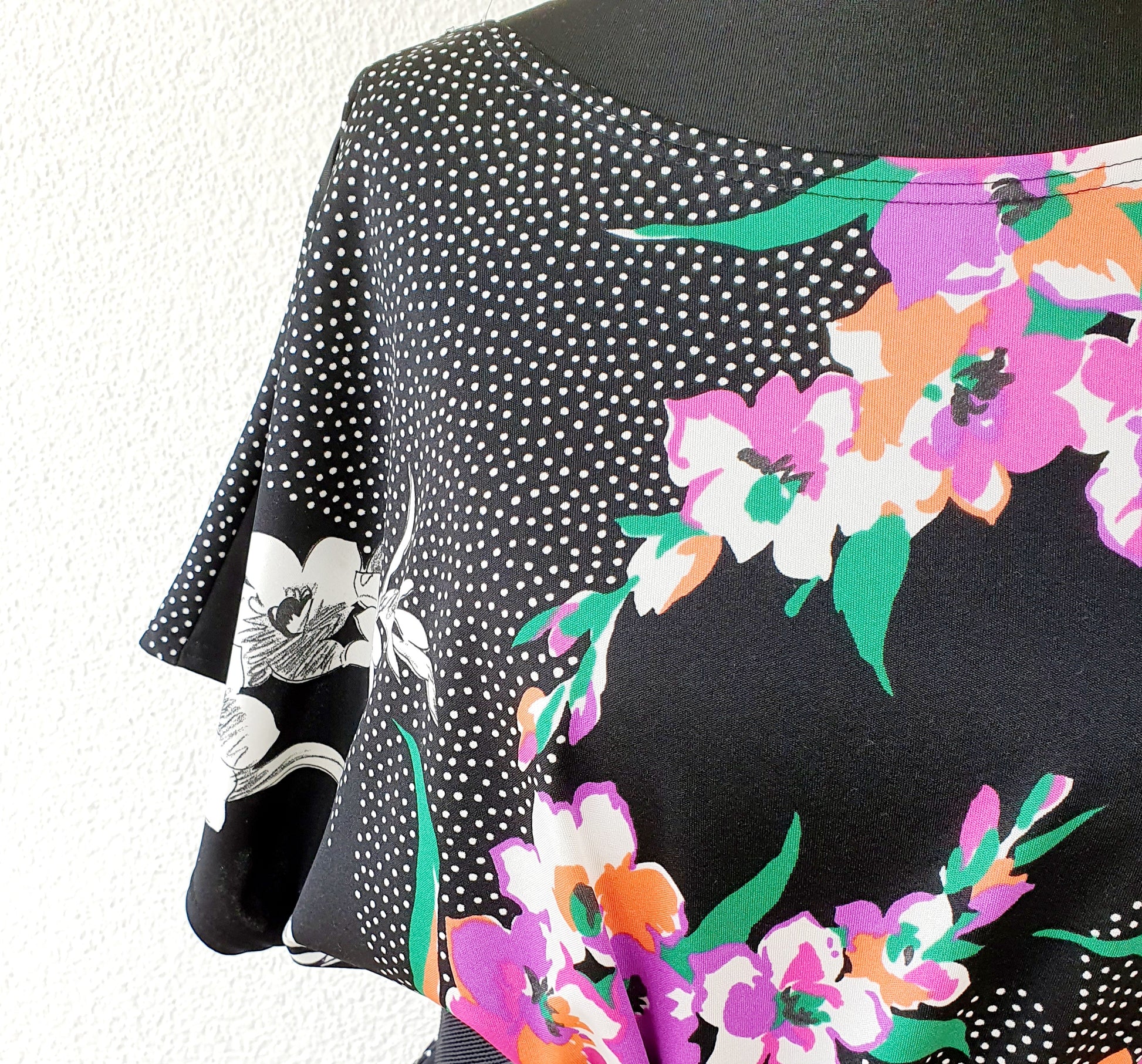 Einzigartiges und nachhaltiges Vintage Kleid in schwarz mit Blumen. Unique and sustainable vintage dress in black with flowers. Close-up.
