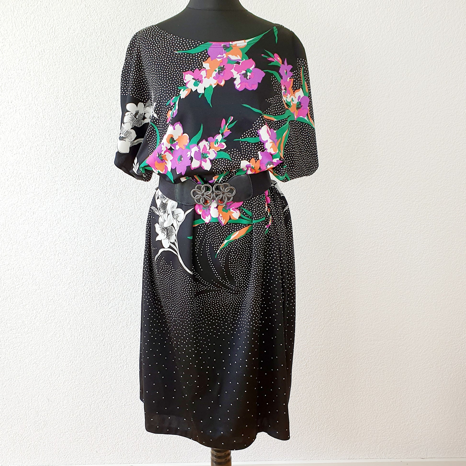 Einzigartiges und nachhaltiges Vintage Kleid in schwarz mit Blumen. Unique and sustainable vintage dress in black with flowers. Front.