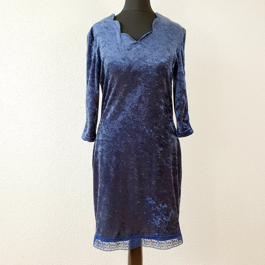 Einzigartiges und nachhaltiges Vintage Kleid in blau und Samt. Unique and sustainable vintage dress in blue and velvet. Front.