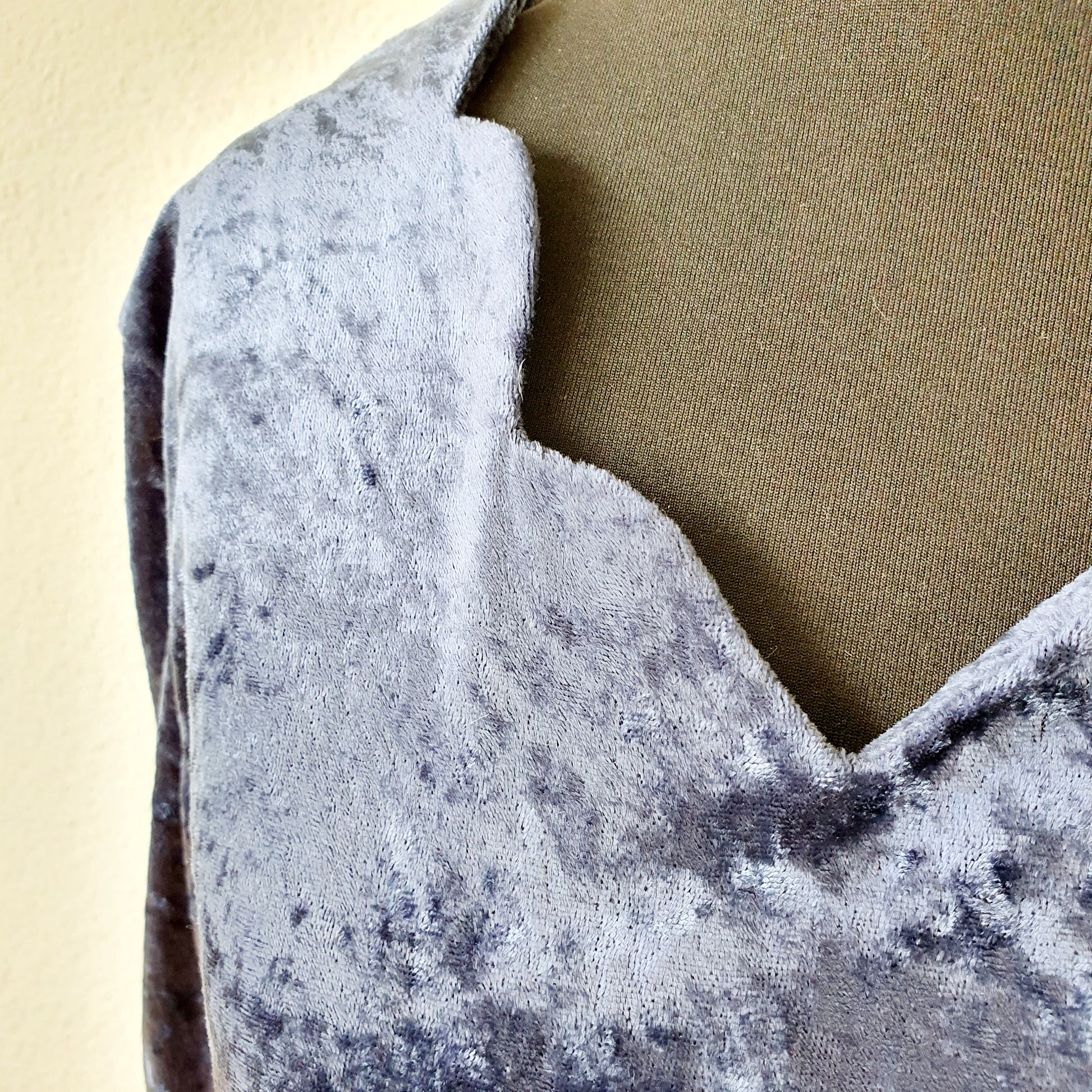 Einzigartiges und nachhaltiges Vintage Kleid in blau und Samt. Unique and sustainable vintage dress in blue and velvet. Close-up.