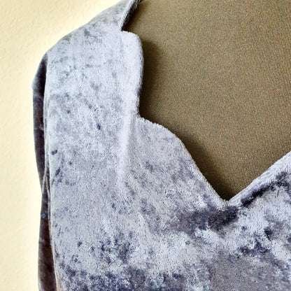 Einzigartiges und nachhaltiges Vintage Kleid in blau und Samt. Unique and sustainable vintage dress in blue and velvet. Close-up.