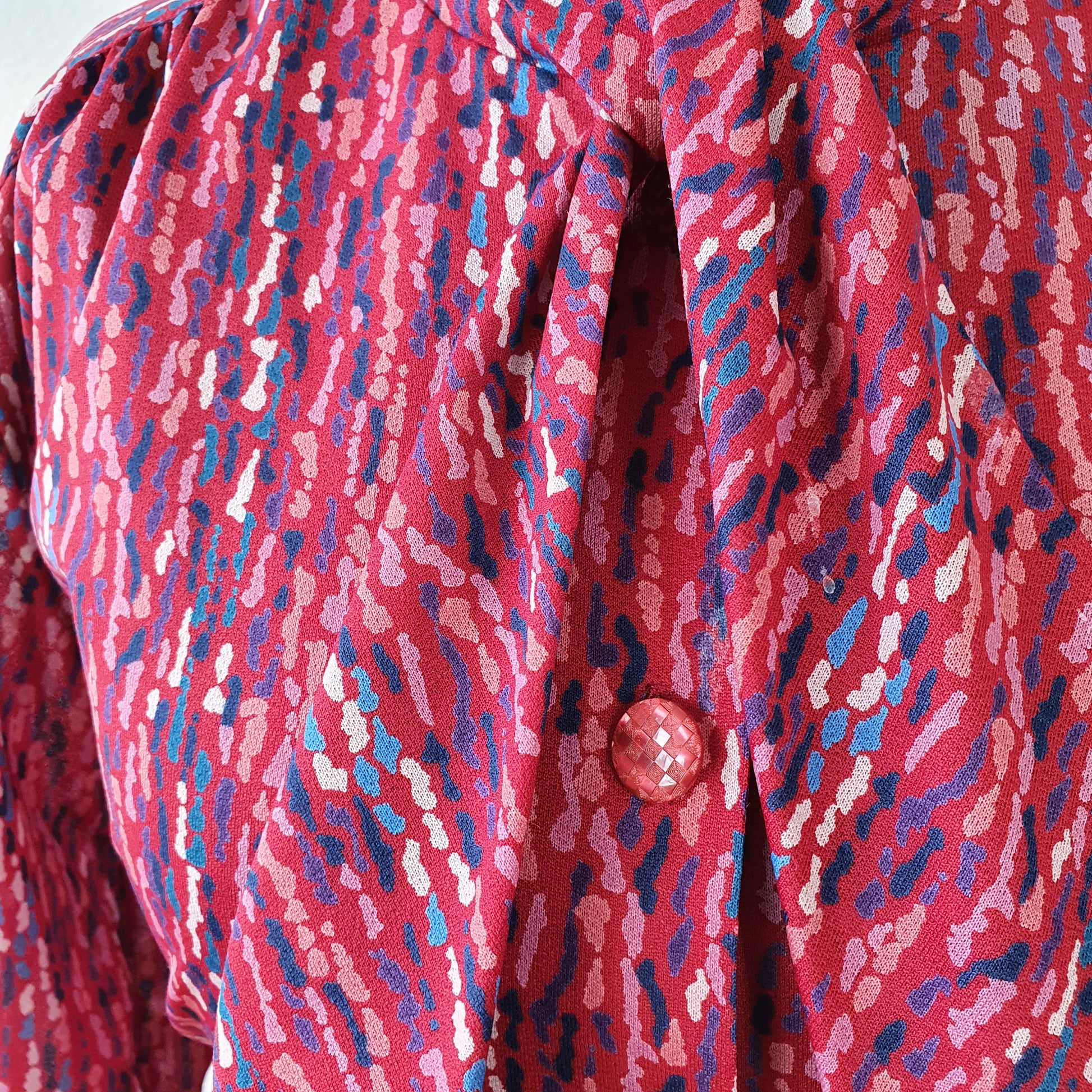 Einzigartiges und nachhaltiges Vintage Kleid in rot mit Schleife. Unique and sustainable vintage dress in red with bow. Close-up.