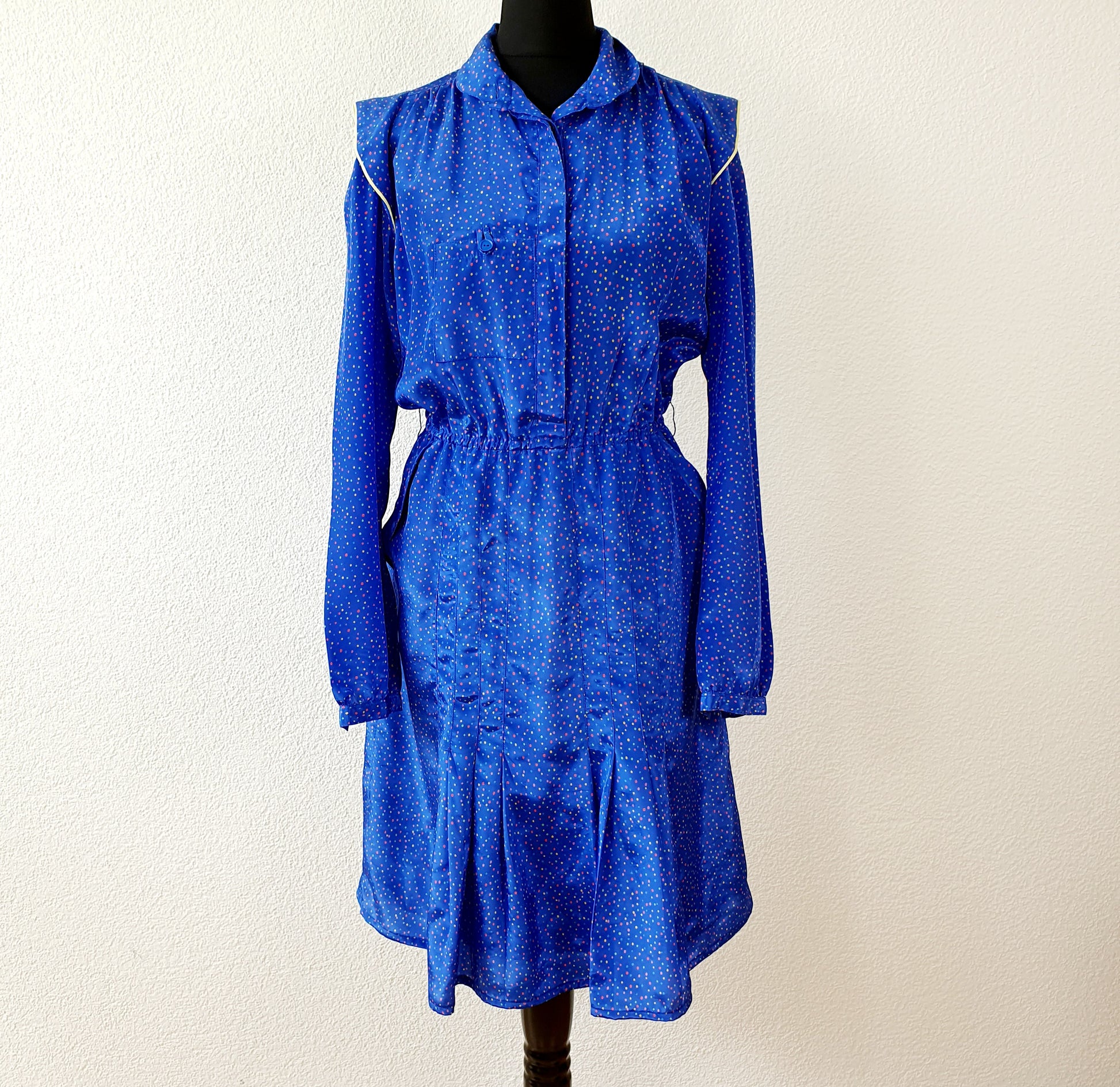 Einzigartiges und nachhaltiges Vintage Kleid in blau mit Punkten. Unique and sustainable vintage dress in blue with polka dots. Front.