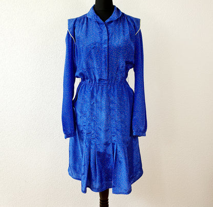 Einzigartiges und nachhaltiges Vintage Kleid in blau mit Punkten. Unique and sustainable vintage dress in blue with polka dots. Front.