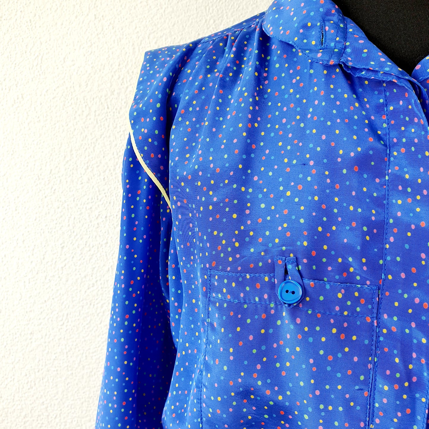 Einzigartiges und nachhaltiges Vintage Kleid in blau mit Punkten. Unique and sustainable vintage dress in blue with polka dots. Close-up.