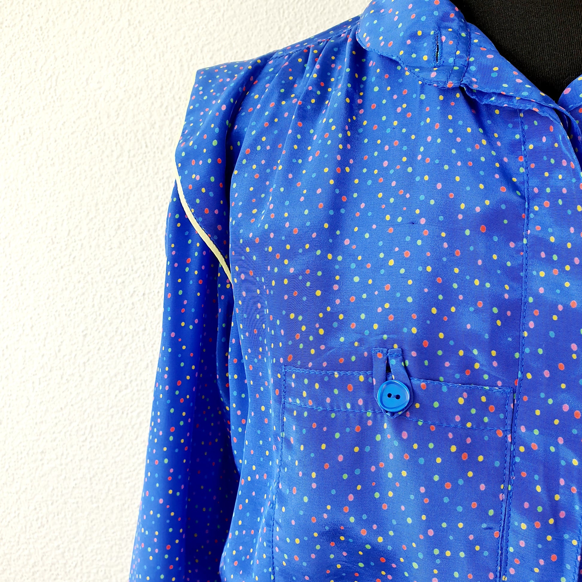 Einzigartiges und nachhaltiges Vintage Kleid in blau mit Punkten. Unique and sustainable vintage dress in blue with polka dots. Close-up.