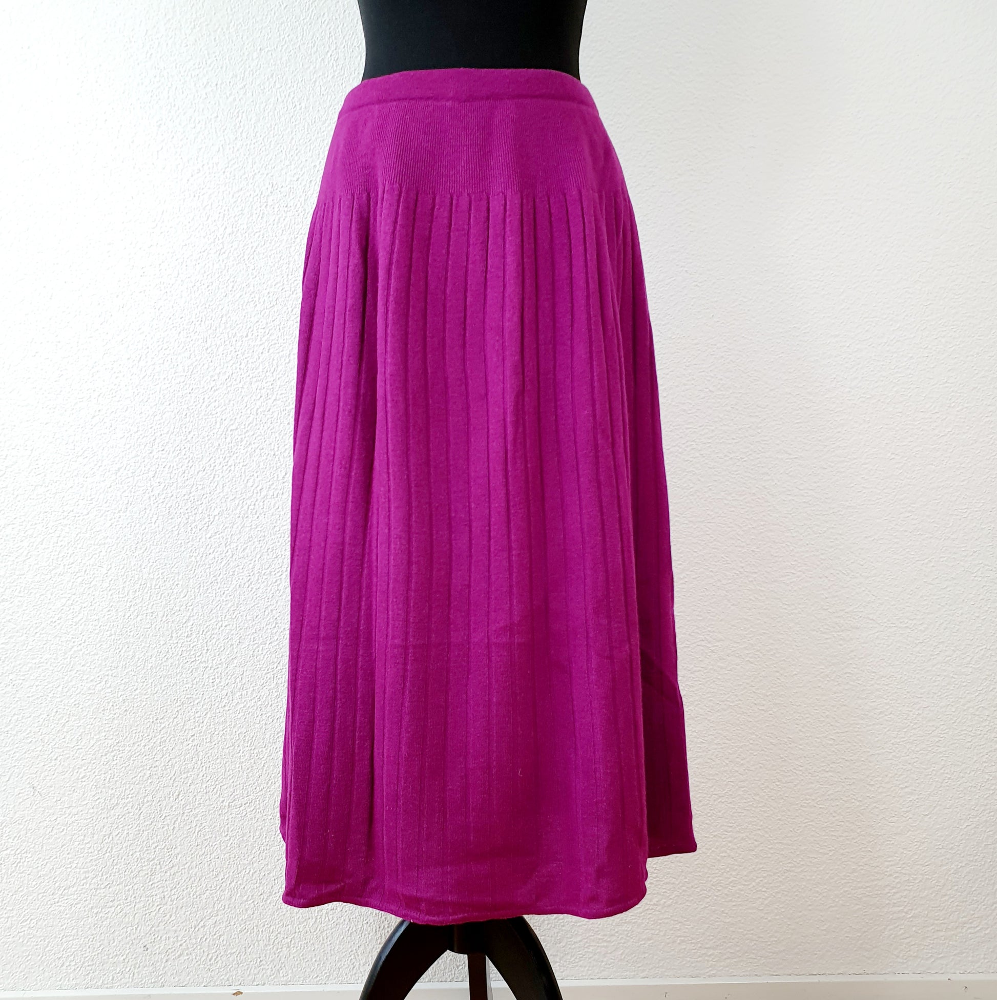 Einzigartiger und nachhaltiger Vintage Rock in fuchsia und Strick. Unique and sustainable vintage skirt in fuchsia and knits. Front.