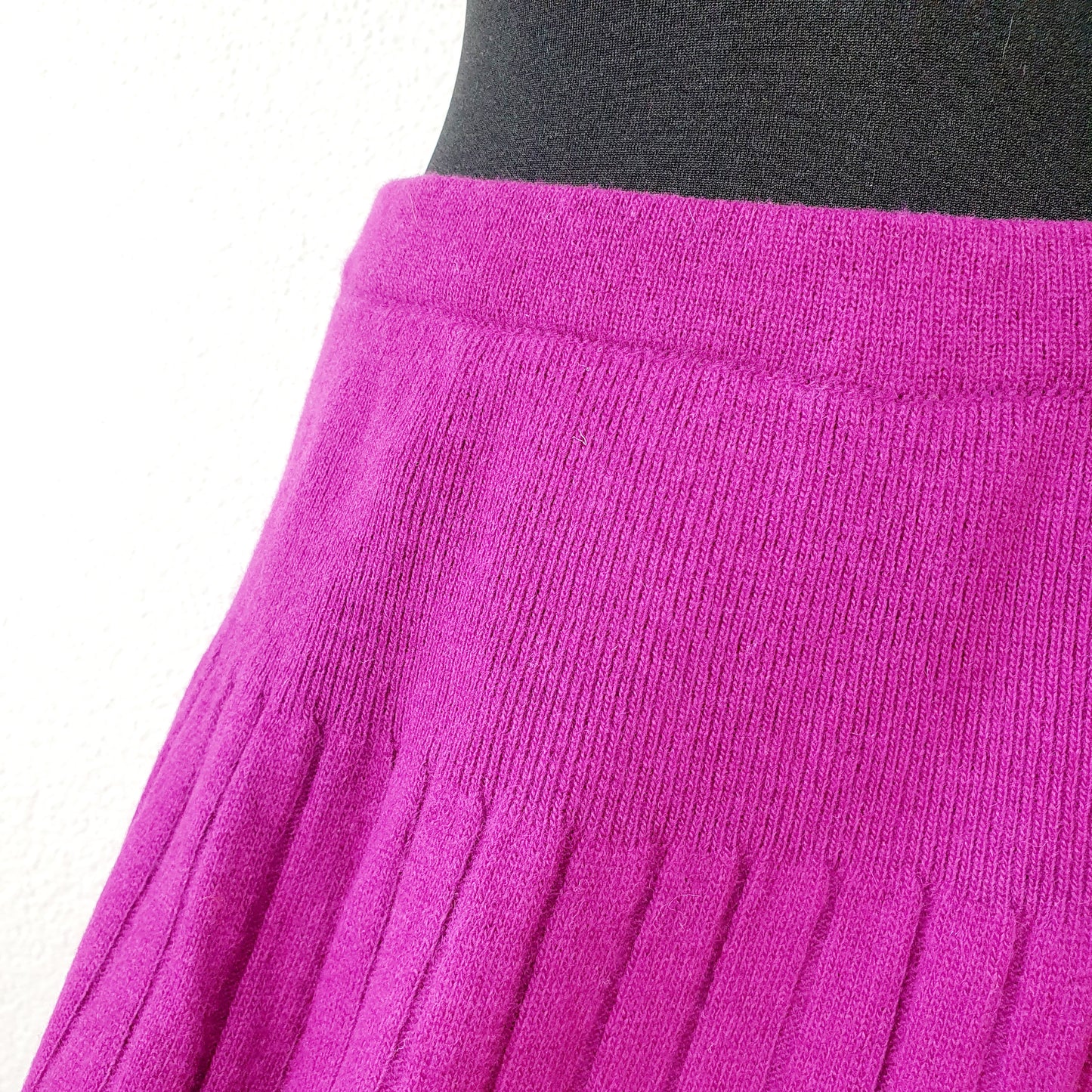Einzigartiger und nachhaltiger Vintage Rock in fuchsia und Strick. Unique and sustainable vintage skirt in fuchsia and knits. Close-up.