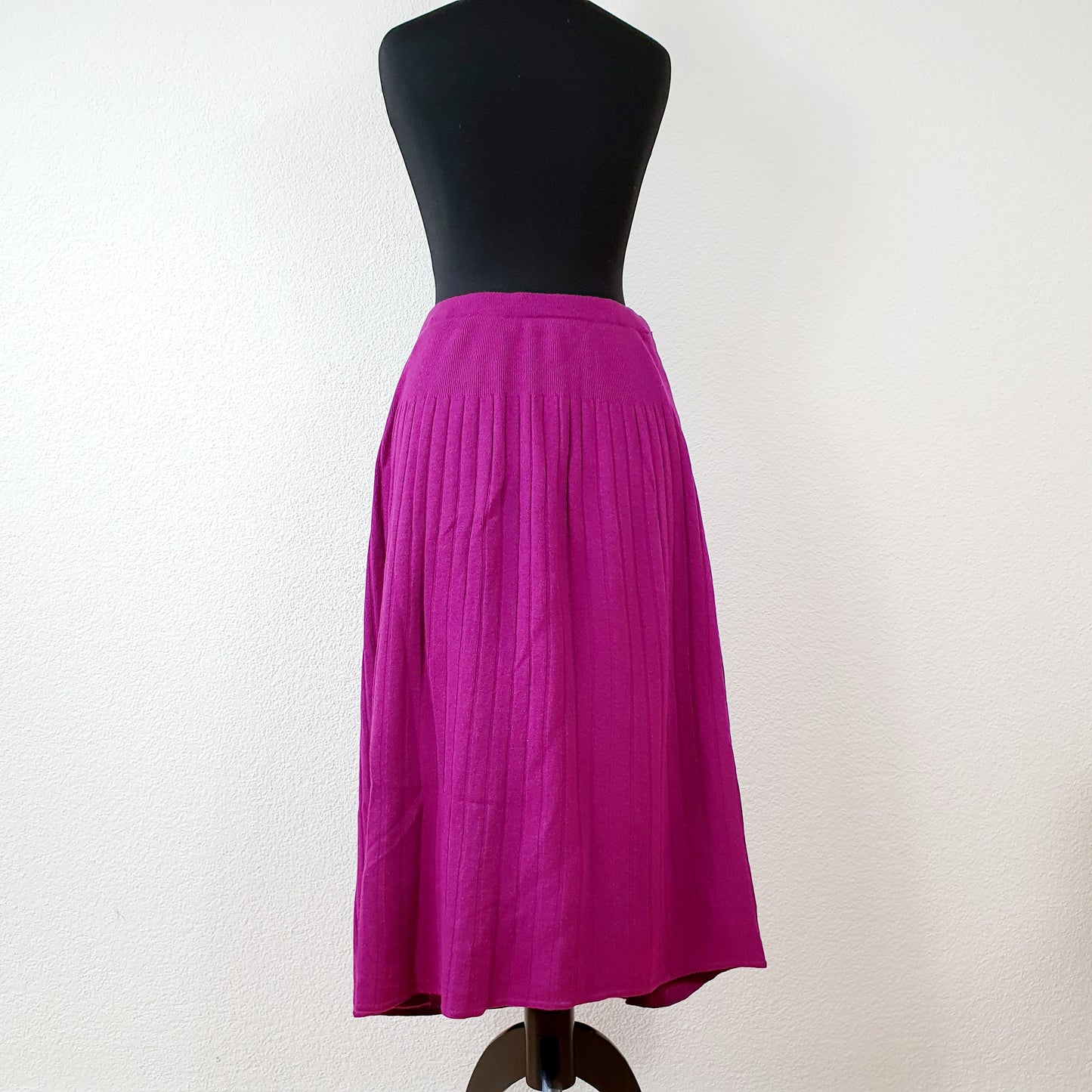 Einzigartiger und nachhaltiger Vintage Rock in fuchsia und Strick. Unique and sustainable vintage skirt in fuchsia and knits. Back.
