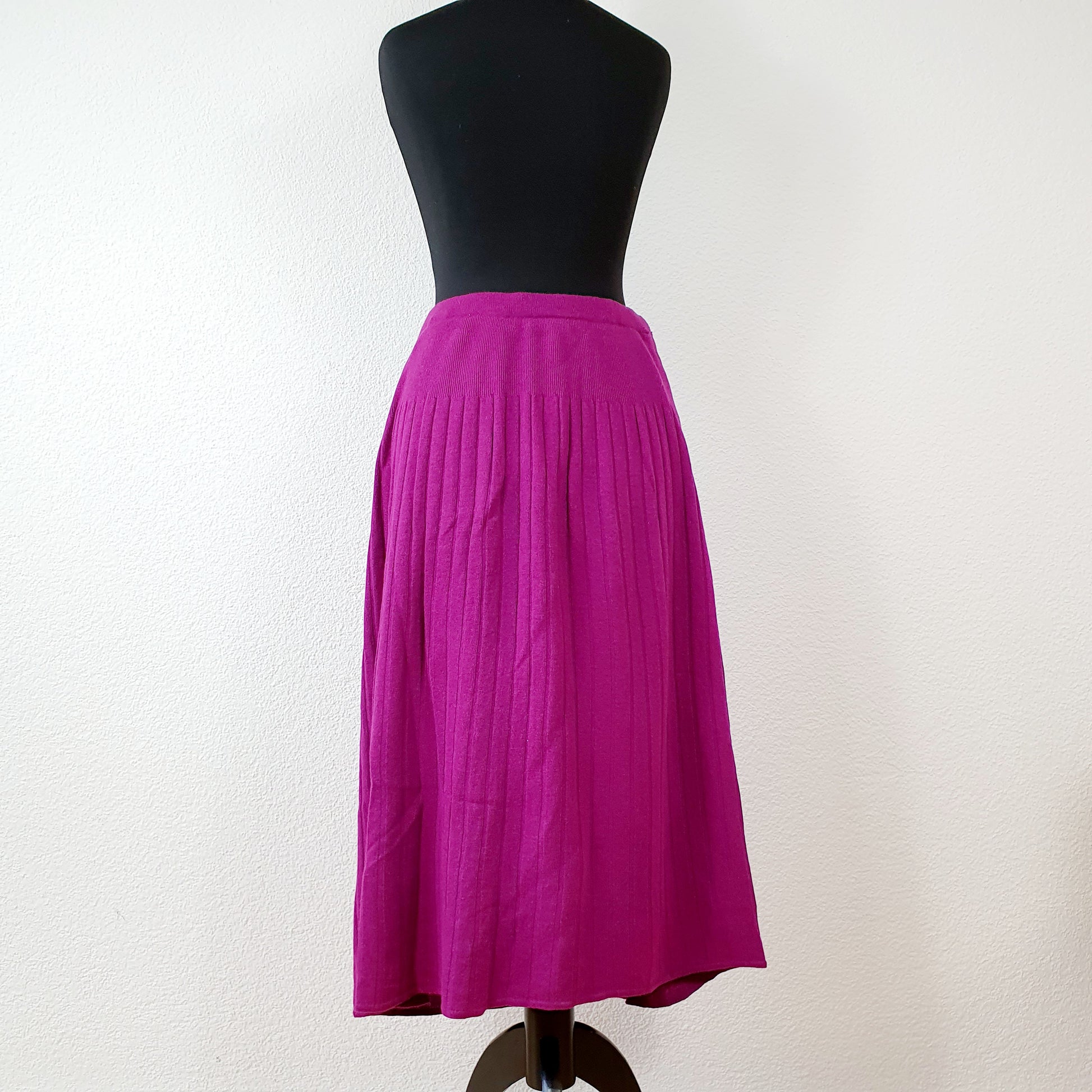 Einzigartiger und nachhaltiger Vintage Rock in fuchsia und Strick. Unique and sustainable vintage skirt in fuchsia and knits. Back.