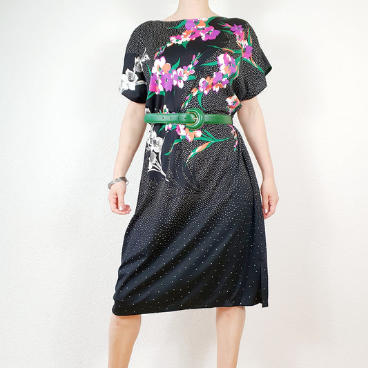 Einzigartiges und nachhaltiges Vintage Kleid in schwarz mit Blumen. Unique and sustainable vintage dress in black with flowers. Model.