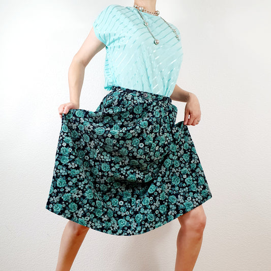 Einzigartiges und nachhaltiges Vintage T-Shirt in mint. Unique and sustainable vintage t-shirt in mint. Model.
