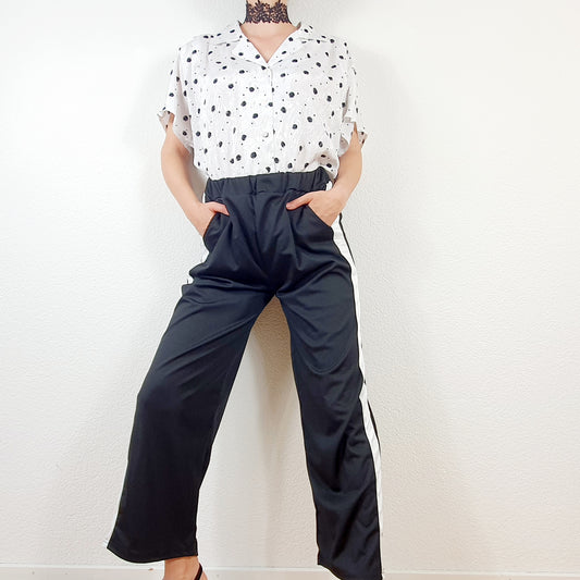 Einzigartige und nachhaltige Vintage Bluse in weiss-schwarz mit Punkten. Unique and sustainable vintage blouse in white-black with polka dots. Model.