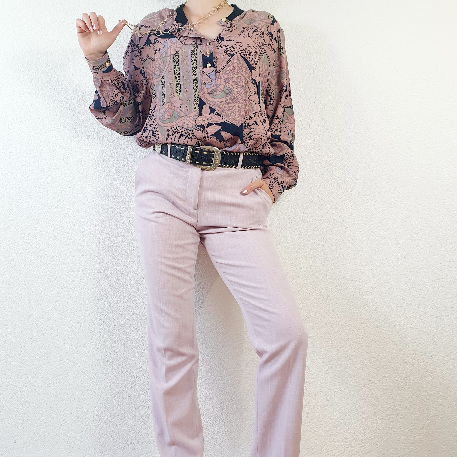 Einzigartige und nachhaltige Vintage Bluse in altrosa-lila-schwarz. Unique and sustainable vintage blouse in dusty pink-purple-black. Model.