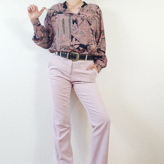 Einzigartige und nachhaltige Vintage Bluse in altrosa-lila-schwarz. Unique and sustainable vintage blouse in dusty pink-purple-black. Model.