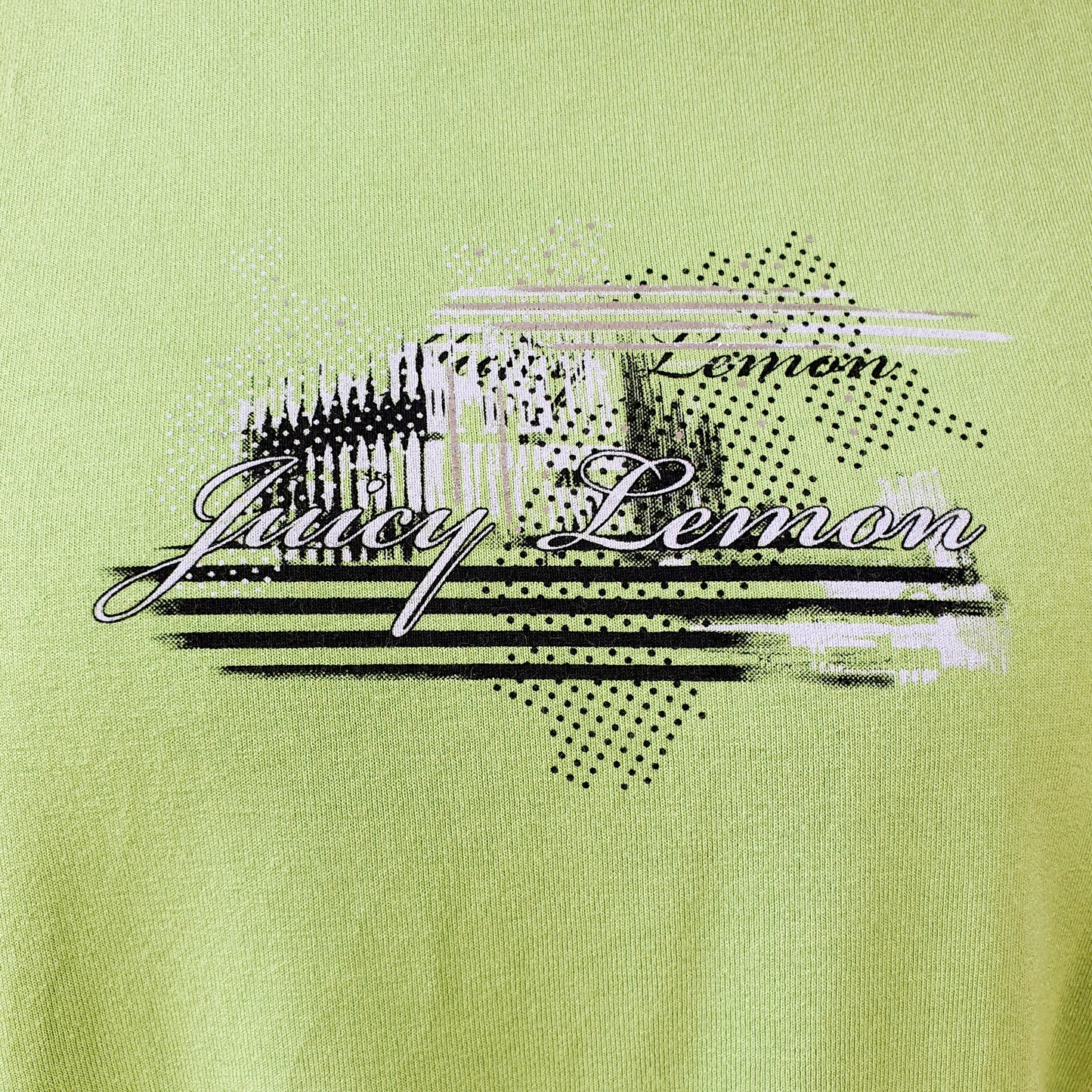 Einzigartiges und nachhaltiges Vintage Top in limegrün. Unique and sustainable vintage top in lime green. Logo.