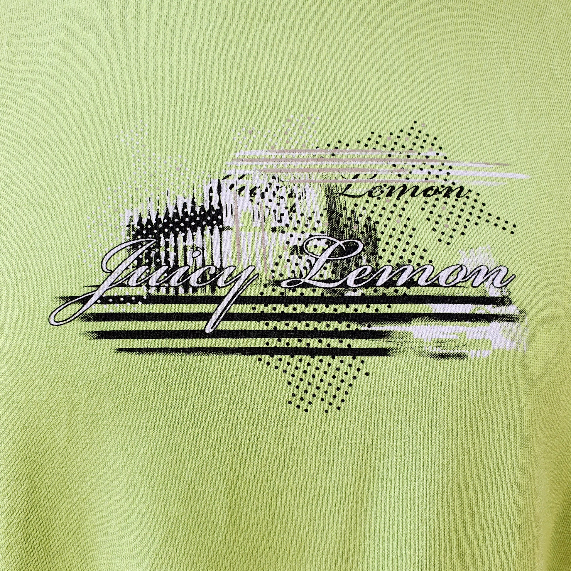 Einzigartiges und nachhaltiges Vintage Top in limegrün. Unique and sustainable vintage top in lime green. Logo.