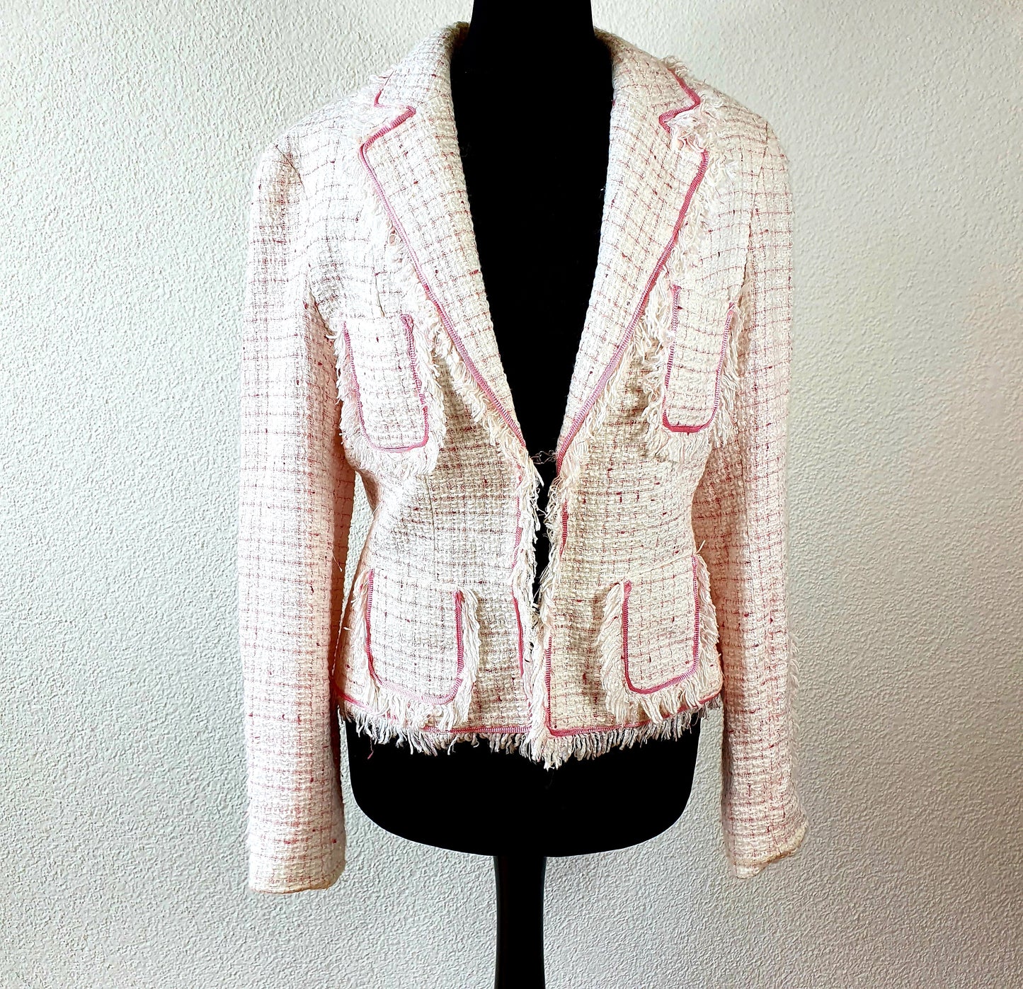 Einzigartiger und nachhaltiger Vintage Blazer in pink. Unique and sustainable vintage blazer in pink. Front.
