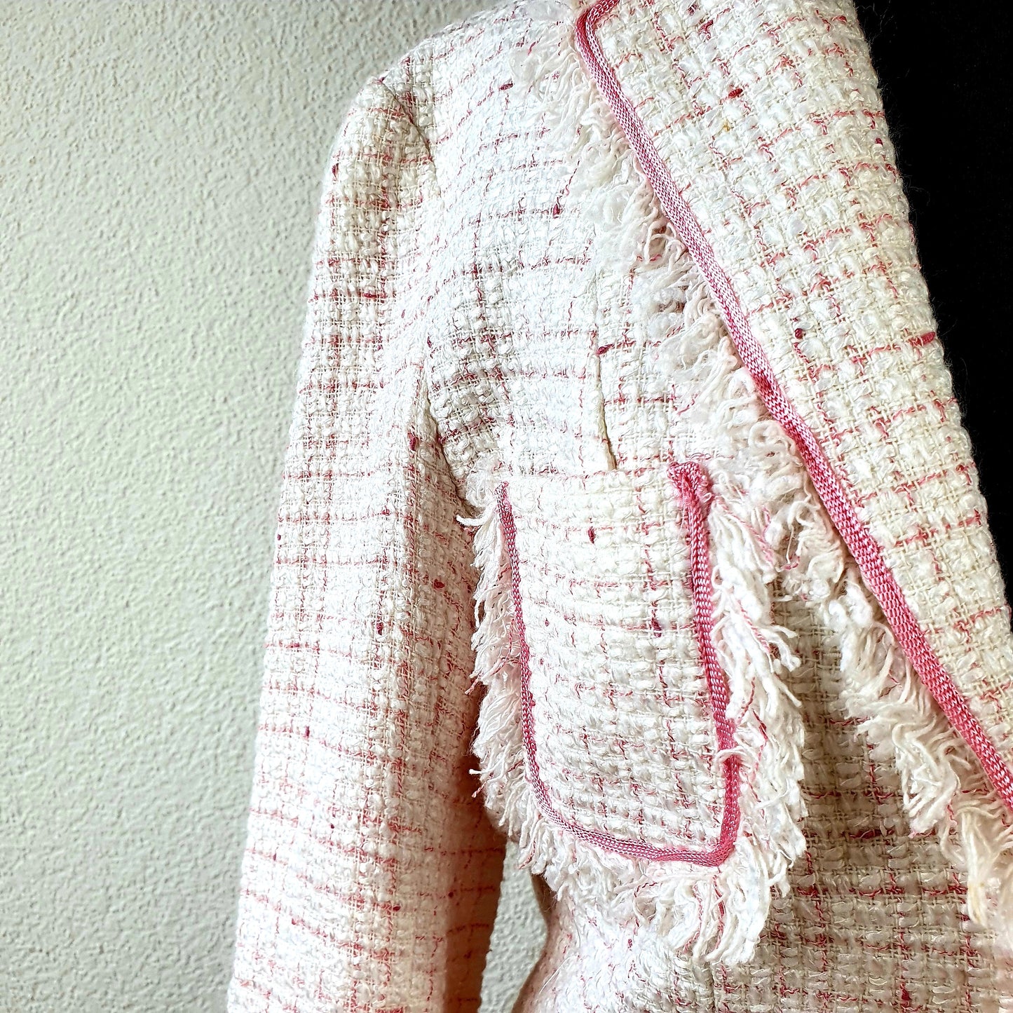 Einzigartiger und nachhaltiger Vintage Blazer in pink. Unique and sustainable vintage blazer in pink. Close-up.