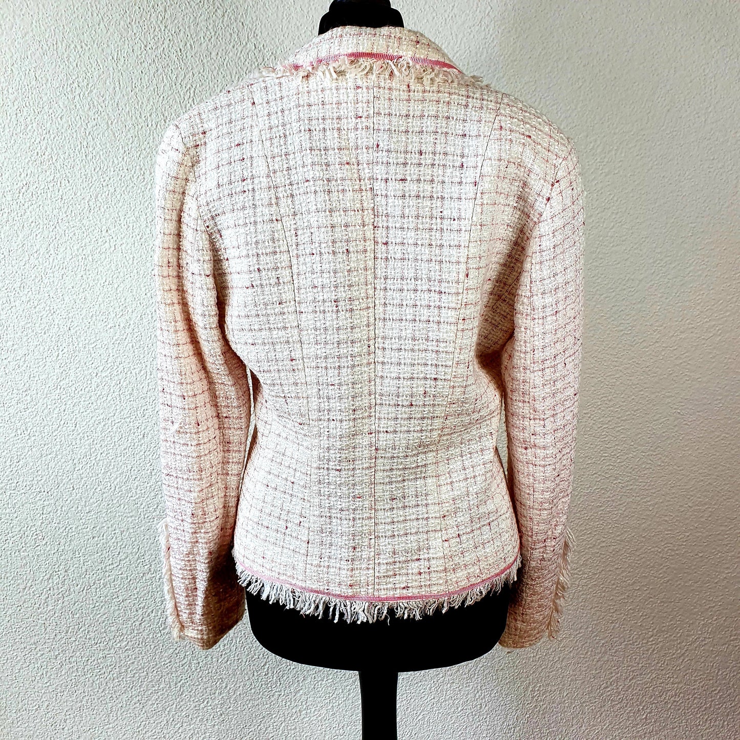Einzigartiger und nachhaltiger Vintage Blazer in pink. Unique and sustainable vintage blazer in pink. Back.