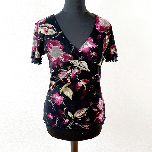 Einzigartiges und nachhaltiges Vintage T-Shirt in schwarz-bordeaux mit Blumen. Unique and sustainable vintage t-shirt in black with flowers. Front.