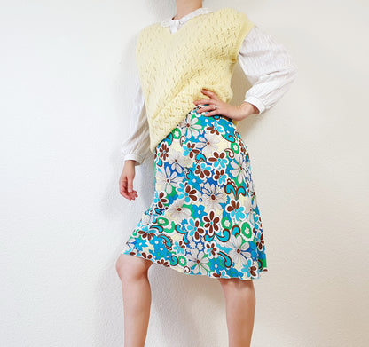 Einzigartiger und nachhaltiger Vintage Rock in türkis-grün-gelb mit Blumen. Unique and sustainable vintage skirt in turquoise-green-yellow with flowers. Model.