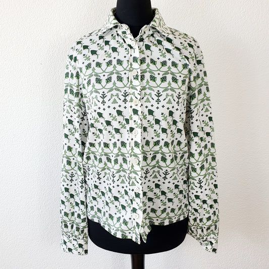 Einzigartige und nachhaltige Vintage Bluse in grün-weiss mit Pflanzen. Unique and sustainable vintage blouse in green-white with plants. Front.
